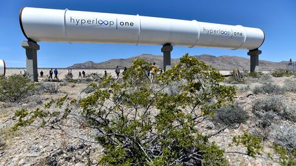 Le prototype d'un tube Hyperloop est présenté au nord de Las Vegas, dans le Nevada, le 11 mai 2016. (DAVID BECKER / GETTY IMAGES)