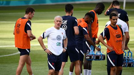 Didier Deschamps et les joueurs de l'équipe de France lors d'un entraînement au stade Nandor, le 24 juin à Budapest (FRANCK FIFE / AFP)