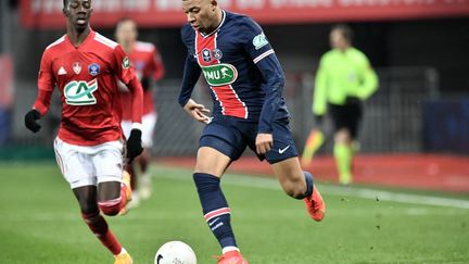 Kylian Mbappé face à Brest en Coupe de France, samedi 6 mars 2020. (FRED TANNEAU / AFP)