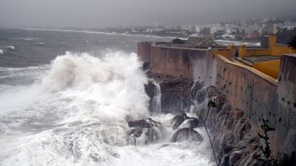 La mer déchaînée à Bastia, en Haute-Corse, le 29 octobre 2018.&nbsp; (MAXPPP)