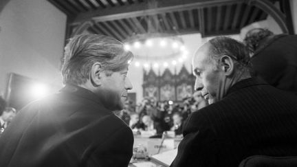 29 novembre 1976 : Helmut Schmidt et Valéry Giscard d'Estaing lors du sommet des Neuf à La Haye, Pays-Bas. Les deux hommes ont entretenu une amitié particulière, marquant la relation&nbsp;franco-allemande.&nbsp; (FRANCOIS LOCHON / GAMMA-RAPHO VIA GETTY IMAGES)