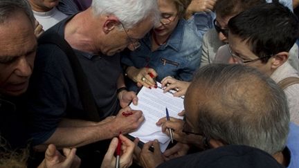 Signataires pour l'appel à la création d'un Etat palestinien, à Tel-Aviv, le 21 avril 2011 (AFP/Jacques Guez)