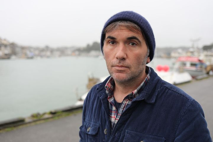 Thomas Le Gall, pêcheur à Audierne, pose près de la criée, située sur la commune voisine de Plouhinec, le 14 février 2024. (YANN THOMPSON / FRANCEINFO)