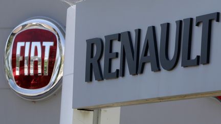 Les logos de Fiat et Renault, le 3 juin 2019, à Nice (Alpes-Maritimes). (ERIC GAILLARD / REUTERS)