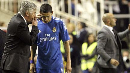 Carlo Ancelotti discute avec Angel Di Maria sur la touche.