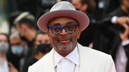 Spike Lee, président du jury pose sur les marches avant la projection de "The French Dispatch", le 12 juillet 2021 (CHRISTOPHE SIMON / AFP)