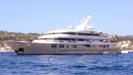 Le "Reborn", le luxueux yacht de Bernard Tapie, en baie de Beaulieu-sur-Mer (Alpes-Maritimes), le 29 ao&ucirc;t 2014. (MAXPPP)