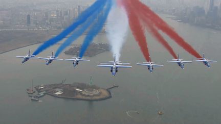 La Patrouille de France, au-dessus de New York, le 25 mars 2017. (HANDOUT / FRENCH AIR FORCE)