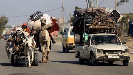 Des Palestiniens fuient la ville de Khan Younès, dans le sud de la bande de Gaza, le 4 décembre 2023. (MAHMUD HAMS / AFP)