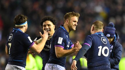 Les Ecossais après leur victoire contre l'Angleterre dans le Tournoi des six nations, à Edinburgh, le 5 février 2022. (ANDY BUCHANAN / AFP)