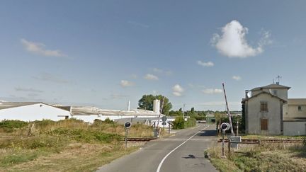 Le passage&nbsp;a niveau de&nbsp;Gensac-La Pallue (Charente)&nbsp;o&ugrave; a eu lieu l'accident entre un TER et une voiture qui a co&ucirc;t&eacute;, vendredi 17 juillet 2015, la vie &agrave; deux personnes. ( GOOGLE MAPS)