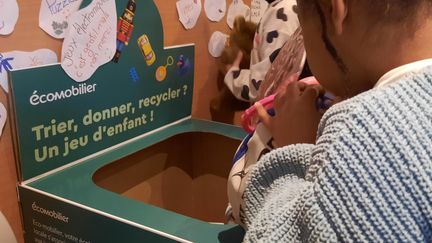 Un bac de recyclage des jouets installé à l'école Paul Langevin de Nanterre (Hauts-de-Seine). (SOPHIE AUVIGNE / FRANCEINFO)