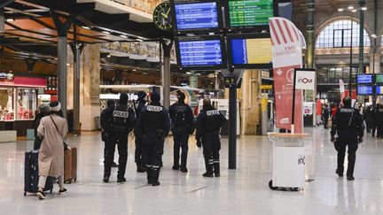 Des policiers patrouillent dans la gare du Nord à Paris, le 5 décembre 2019.&nbsp; (REMI DECOSTER / HANS LUCAS / AFP)