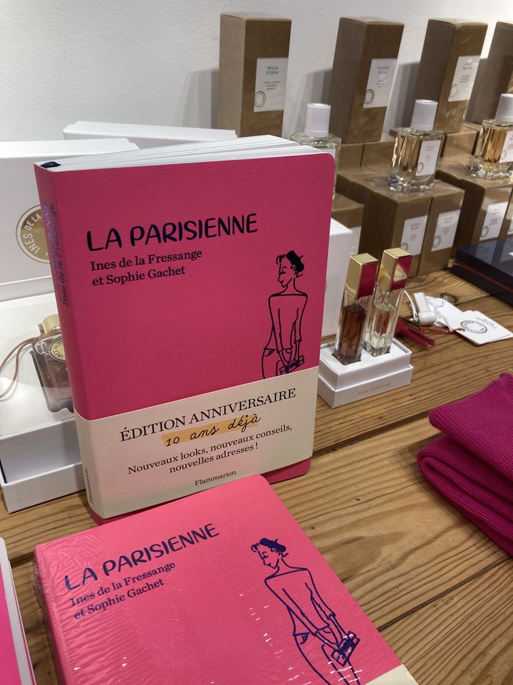 Couverture du livre "La Parisienne" d'Inès de la Fressange dans son pop-up store de la Vallée Village, en novembre 2024. (CORINNE JEAMMET / FRANCEINFO CULTURE)