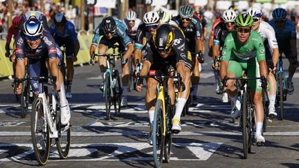 Wout van Aert, l'homme à tout faire, remporte sa 3e étape sur ce Tour de France et celle-ci est de prestige. Le Belge s'impose sur les Champs-Elysées devant Jasper Philipsen et Mark Cavendish. Le Britannique ne battra donc pas le record d'Eddy Merckx cette année mais se consolera avec le gain du maillot vert. De son côté, Tadej Pogacar s'offre une deuxième Grande Boucle consécutive à seulement 22 ans.