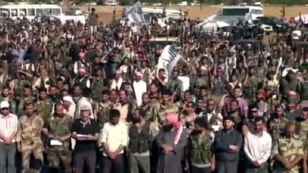 Des membres de l'Arm&eacute;e syrienne libre (ASL) ont adress&eacute; un message aux forces syriennes du r&eacute;gime de Bachar Al-Assad&nbsp;par vid&eacute;o, le 21 juillet 2012. (AFP  / YOUTUBE)