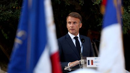 Le président Emmanuel Macron lors d'un discours à l'occasion des 80 ans de la libération de Bormes-les-Mimosas (Var), le 17 août 2024. (MANON CRUZ / AFP)