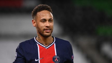 Neymar s'est montré déterminé en conférence de presse, à la veille du choc contre Manchester City en demi-finale aller de la Ligue des champions, mercredi 28 avril. (FRANCK FIFE / AFP)