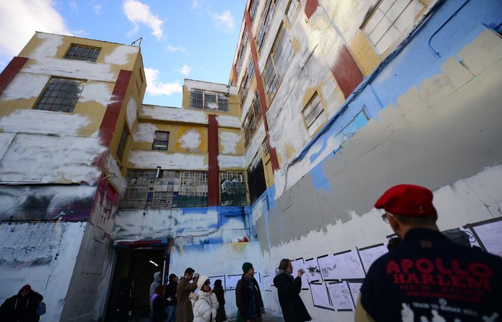 A l'intérieur du site "5Pointz", l'immeuble recouvert d'une couche de peinture blanche.
 (EMMANUEL DUNAND / AFP)