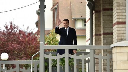 Emmanuel Macron, sur le perron de sa maison du Touquet, dans les Hauts-de-France, en avril 2017. (PHILIPPE HUGUEN / AFP)