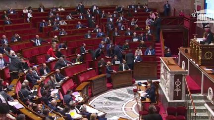 La question de l'utilisation du 49.3 pour faire passer le budget a été abordée en Conseil des ministres, même si officiellement la décision n'a pas été prise.