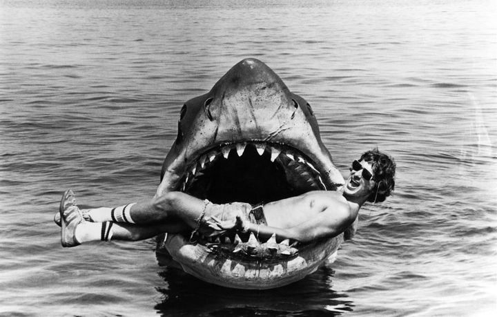 Le réalisateur Steven Spielberg sur le tournage des "Dents de la mer", en 1975 aux Etats-Unis. (UNIVERSAL - ZANUCK-BROWN / COLLECTION CHRISTOPHEL VIA AFP)