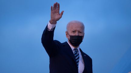 Le président des USA, Joe Biden à l'aéroport de Suffolk (Grande-Bretagne) quitte le G7, le 9 juin 2021. (BRENDAN SMIALOWSKI / AFP)