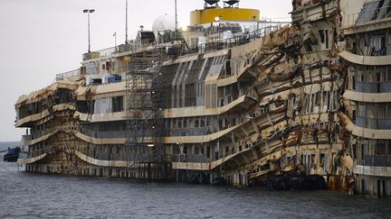 Le paquebot Costa Concordia entame la derni&egrave;re phase du sauvetage de l'&eacute;pave avant son remorquage au large de l'ile de Giglio (Italie), le 13 janvier 2014. (MAX ROSSI / REUTERS)