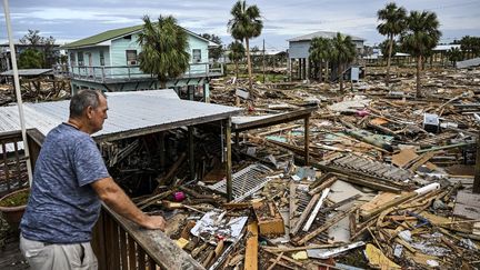 Un habitant de Horseshoe Beach (Floride, Etats-Unis), inspecte les débris après le passage de l'ouragan Hélène, le 28 septembre 2024. (CHANDAN KHANNA / AFP)