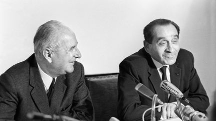 Gaston Defferre (à gauche) et Pierre Mendes France lors d'une conférence de presse, le 27 mai 1969. (STAFF / AFP)