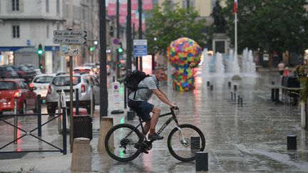 Dans les rues de Lons-le-Saunier (Jura), le 11 juillet 2023, lors d'un épisode orageux qui traverse l'est de la France. (PHILIPPE TRIAS / MAXPPP)