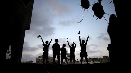 De jeunes Palestiniens jouent parmi les d&eacute;combres de maisons bombard&eacute;es par l'arm&eacute;e isra&eacute;lienne &agrave; Gaza (Palestine), le 17 ao&ucirc;t 2014. (THOMAS COEX / AFP)