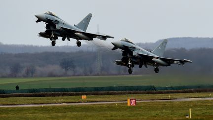 Deux avions&nbsp;Eurofighter de l'armée allemande, le 21 mars 2016, à Cologne.&nbsp; (PATRIK STOLLARZ / AFP)