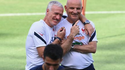 Didier Deschamps et Guy Stéphan à Budapest lors de l'Euro 2020, le 24 juin 2021 (FRANCK FIFE / AFP)