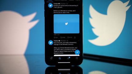 Le logo de Twitter vu sur un smartphone, le 26 octobre 2020. (LIONEL BONAVENTURE / AFP)