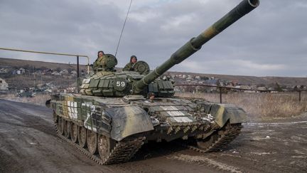 Intégrée au système de visée d’un char d’assaut comme ce T-72 russe photographié dans la région de Marioupol le 11 mars 2022, la caméra Catherine vendue par Thalès permet de détecter des cibles humaines en pleine nuit ou de repérer un véhicule dans un rayon de dix kilomètres. (VLADIMIR RODIONOV / SPUTNIK)