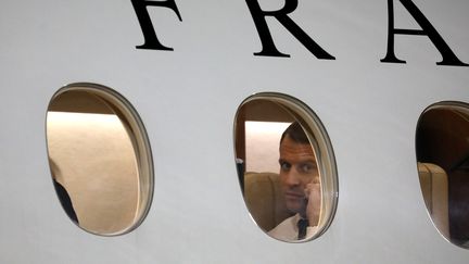 Emmanuel Macron à l'intérieur de l'avion présidentiel français, le 22 décembre 2017 à l'aéroport de Niamey (Niger). (LUDOVIC MARIN / AFP)