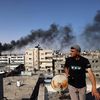 Un homme regarde la fumée s'élever d'un immeuble bombarbé à Rafah, dans le sud de la bande de Gaza, le 10 mai 2024. (AFP)