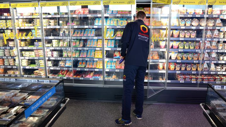 Un client achète un sandwich pour son déjeuner, le 14 mars 2023, au supermarché U Express Angers Les Capucins. (YANN THOMPSON / FRANCEINFO)