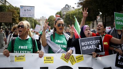 Des personnes manifestent &agrave; Paris, en soutien avec le peuple palestiniens, samedi 9 ao&ucirc;t 2014.&nbsp; (KENZO TRIBOUILLARD / AFP)