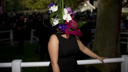 Une femme photographi&eacute;e de profil porte un chapeau recouvert de fleurs &agrave; l'occasion du Grand prix de l'arc de Triomphe, &agrave; Paris, le 2 octobre 2011. (FRED DUFOUR / AFP)