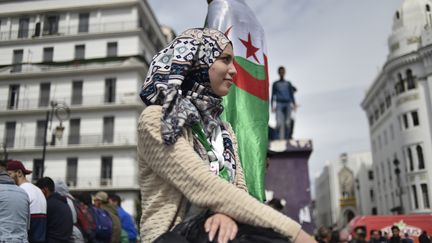 Une manifestante algérienne à Alger, le 19 mars 2019. (RYAD KRAMDI / AFP)