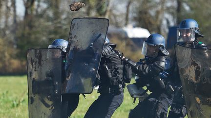 Policiers en intervention dans la ZAD de Notre-Dame-des-Landes, le 11 avril. (LOIC VENANCE / AFP)