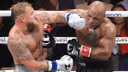 Le youtubeur américain devenu boxeur, Jake Paul (à gauche), et l'ancien boxeur professionnel Mike Tyson (à droite), lors d'un match organisé à Arlington (Texas, Etats-Unis), le 15 novembre 2024. (CHRISTIAN PETERSEN / GETTY IMAGES NORTH AMERICA / AFP)