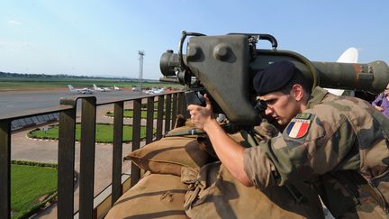 Un soldat fran&ccedil;ais participe &agrave; une mission de s&eacute;curisation &agrave; l'a&eacute;roport de Bangui, en Centrafrique, le 1er d&eacute;cembre 2013. (SIA KAMBOU / AFP)