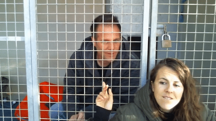 L'humoriste Rémi Gaillard et Nicole Ferroni au refuge SPA&nbsp;de Villeneuve-lès-Maguelone (Hérault), samedi 12 novembre 2016, dans le cadre d'une opération caritative. (REMI GAILLARD / FACEBOOK)