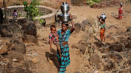 rendant le trajet pour s’y rendre long et étouffant. Il faut parfois attendre des heures pour se réapprovisionner en eau. (REUTERS / Danish Siddiqui)