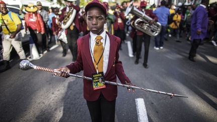 c'est au son de la fanfare dirigée par un jeune Sud-Africain que l'ancien président Jacob Zuma est arrivé devant la Haute Cour, encouragé par des «Viva Zuma». Devant eux, l'ancien président, englué dans les scandales, s'est défendu des accusations «politiques». «Il n'y a rien dans le dossier (...). Ils ne devraient pas me provoquer, je pourrais dire moi aussi ce que je sais sur eux», a-t-il lancé. La DA et les Combattants pour la liberté économique (EFF, gauche radicale) ont saisi la Haute Cour de Pretoria pour exiger la fin de la prise en charge publique offerte à celui qu'ils appellent le «voleur», et son remboursement intégral. Si la défense de M.Zuma coûte cher au gouvernement sud-africain, c'est qu'un accord a été passé en 2006 entre M.Zuma et le chef de l'Etat de l'époque, Thabo Mbeki, a rappelé en mars le nouveau président du pays Cyril Ramaphosa. Zuma avait dû démissionner à la mi-février après un long bras de fer avec son propre parti, le Congrès national africain (ANC, au pouvoir), et son successeur M.Ramaphosa. (GIANLUIGI GUERCIA / AFP)