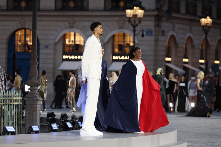 Le joueur de basket-ball Victor Wembanyama et la double championne du monde de 400 m Marie-José Pérec sur le podium du Vogue World : Paris, Place Vendome le 23 juin 2024 à Paris, France. (PASCAL LE SEGRETAIN / GETTY IMAGES EUROPE)