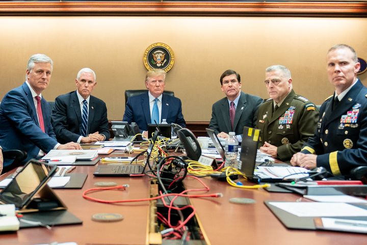 Mike Pence (2e à gauche) et Donald Trump assistent à l'opération des forces spéciales&nbsp;contre Abou Bakr Al-Baghdadi, le 26 octobre 2019,&nbsp;depuis Washington (Etats-Unis). (SHEALAH CRAIGHEAD / CONSOLIDATED NEWS PHOTOS / AFP)